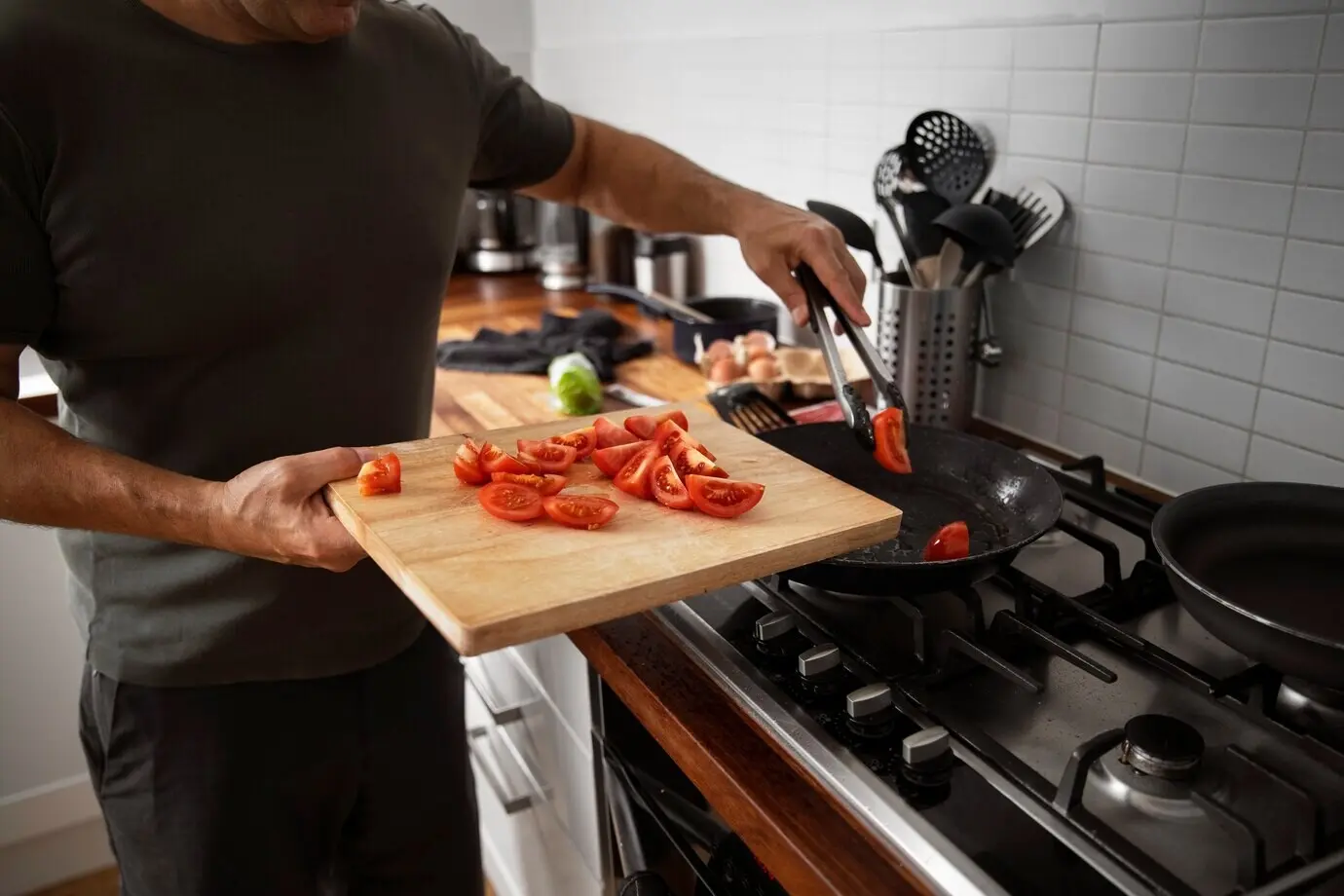 Vorderansicht eines Mannes, der zu Hause kocht.
